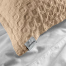 Fronha Body Pillow Altenburg Algodão Lux Versalhes 200 Fios com 4 Abas de 2cm 40x1,30m Cor Bege Caramelo