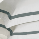 JOGO DE CAMA 4 PECAS VERCELLI BRANCO AZUL MARE 2,40x2,80cm QUEEN TRUSSARDI 300 FIOS
